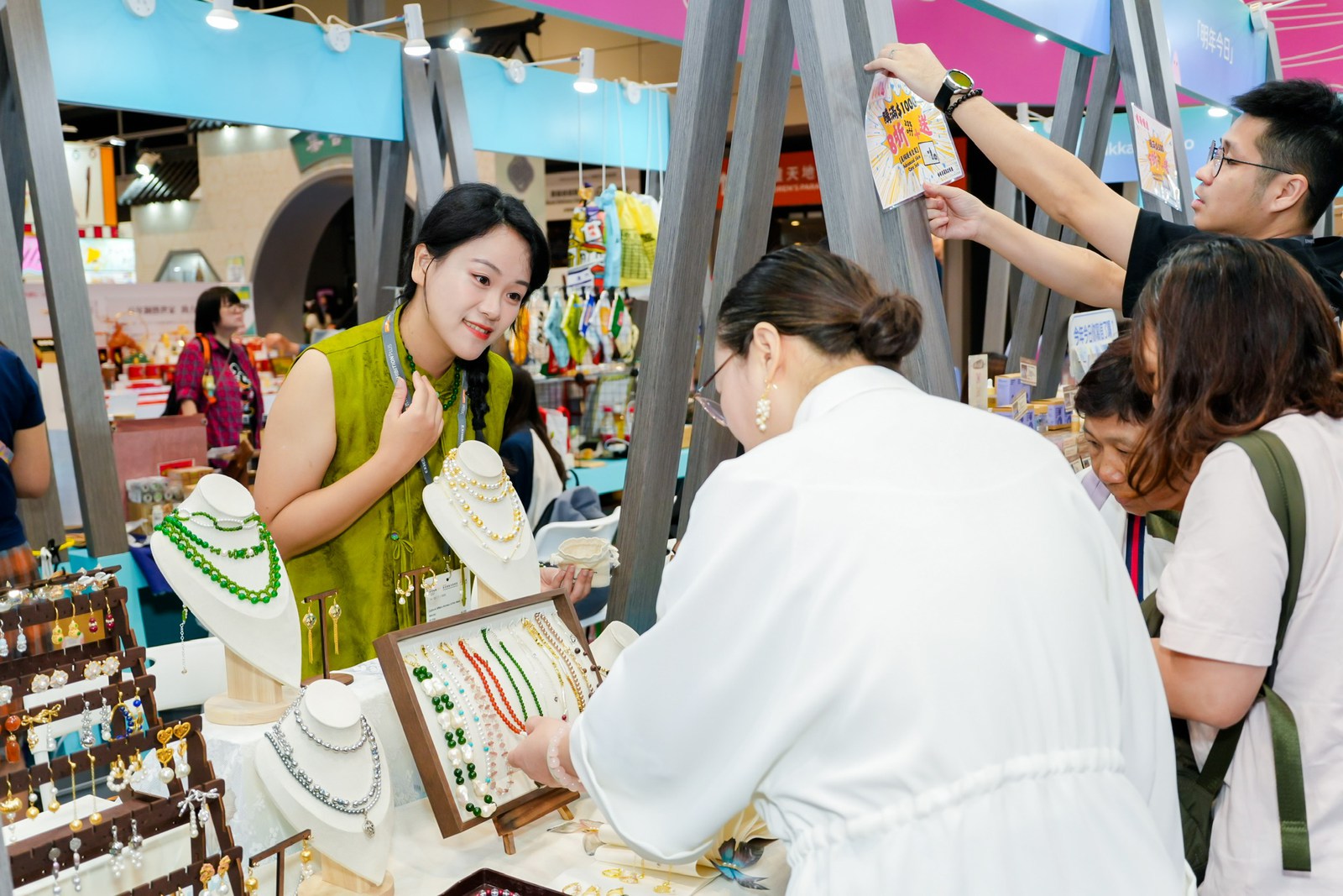 Visitors gathered around the Susan&Xin jewellery table at the Hong Kong exhibition.